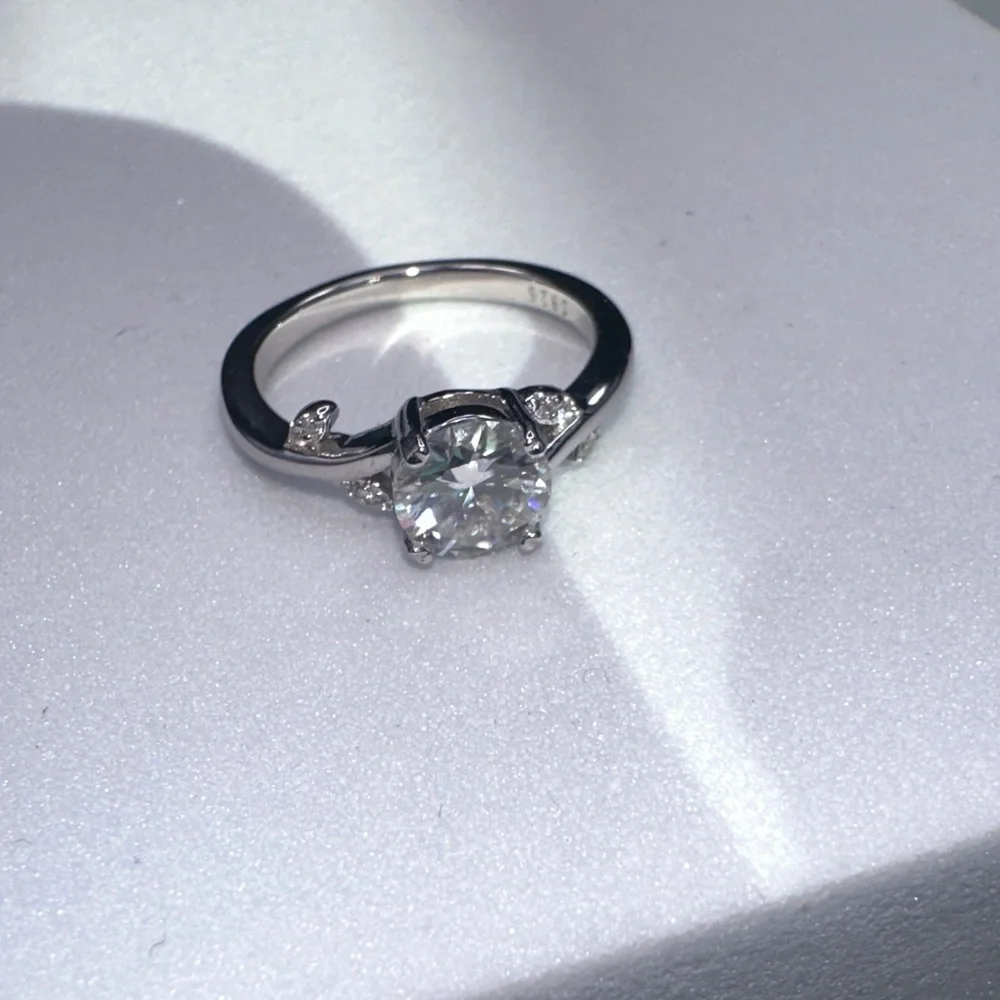 Dazzling Silver Ring with Clear Gemstones Moissanite 1 CT size 5